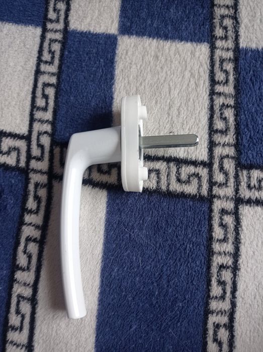 Продам оконную фурнитуру недорого,ручка 700 ,фиксатор 700