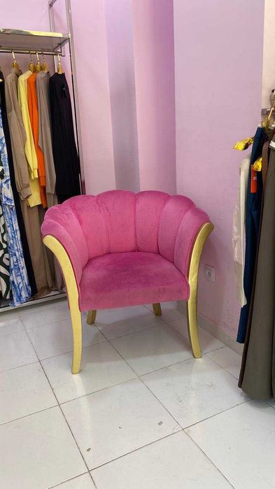 Ayollar kiyim do'koni polkalari, ilgichlari, hamma narsasi sotiladi