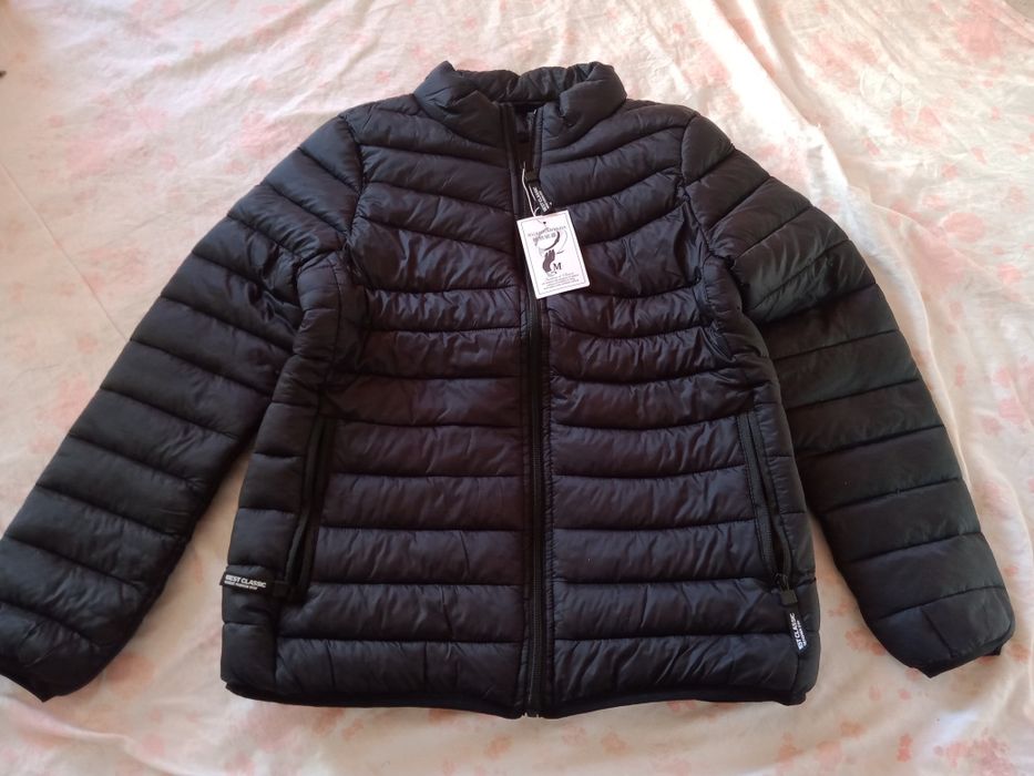 Продам ветровку.