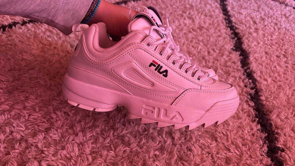 Продавам дамски бели маратонки FILA
