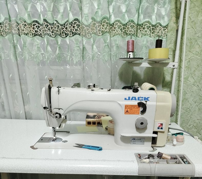 Tikuv moshinasi sotiladi