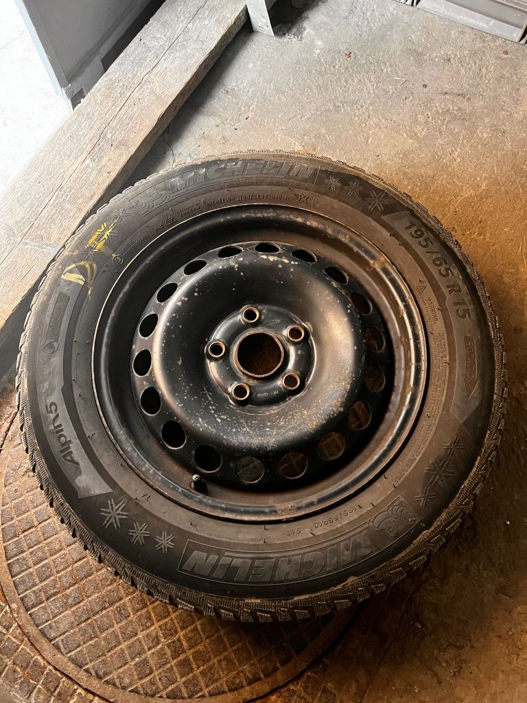 Vând anvelope de iarna Michelin Alpin 5 cu jante de tablă 195 65 R15