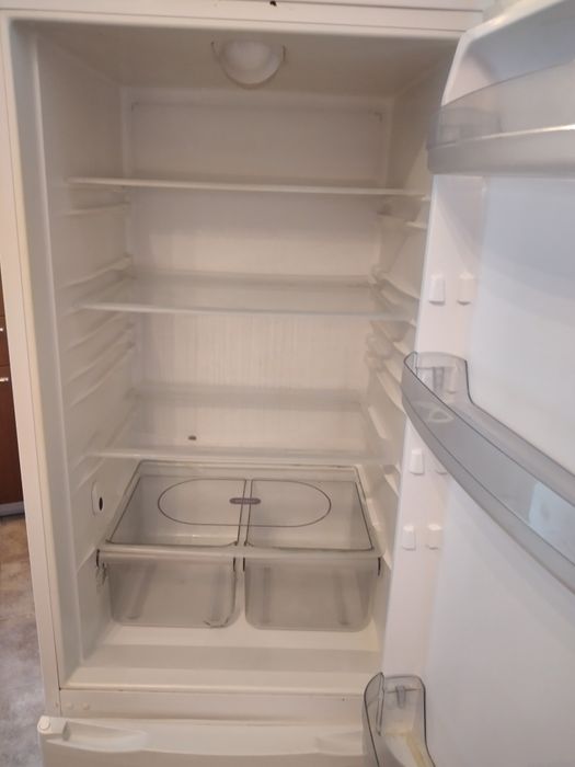Продавам хладилник Whirlpool