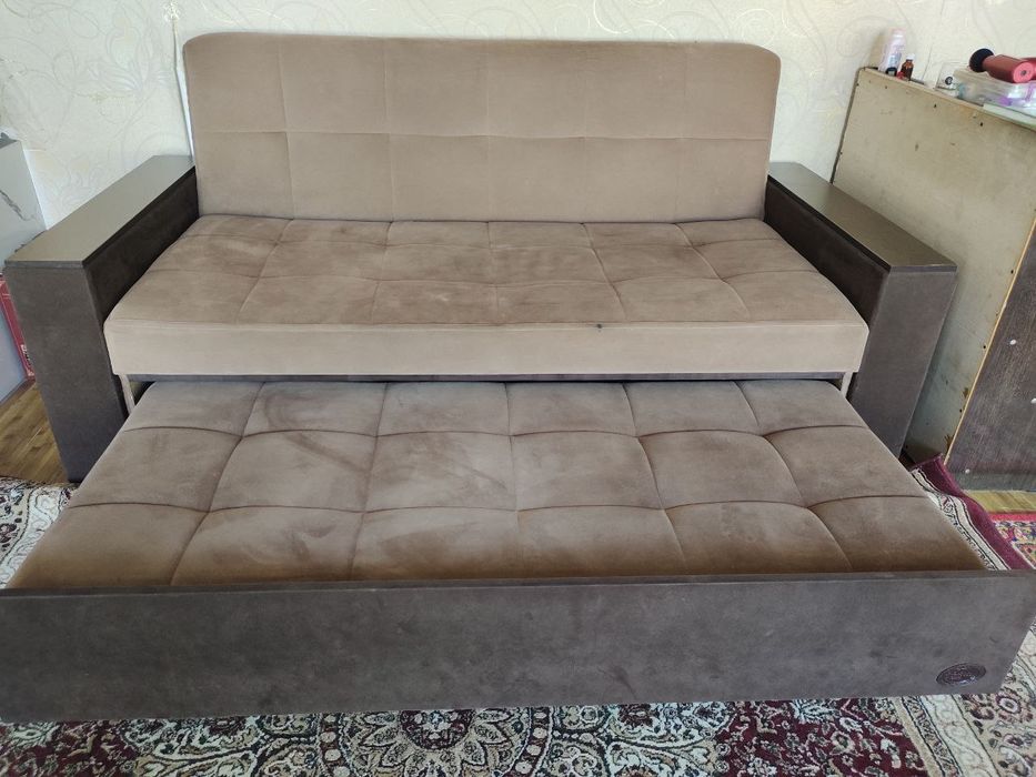 Divan sotiladi  naxtga