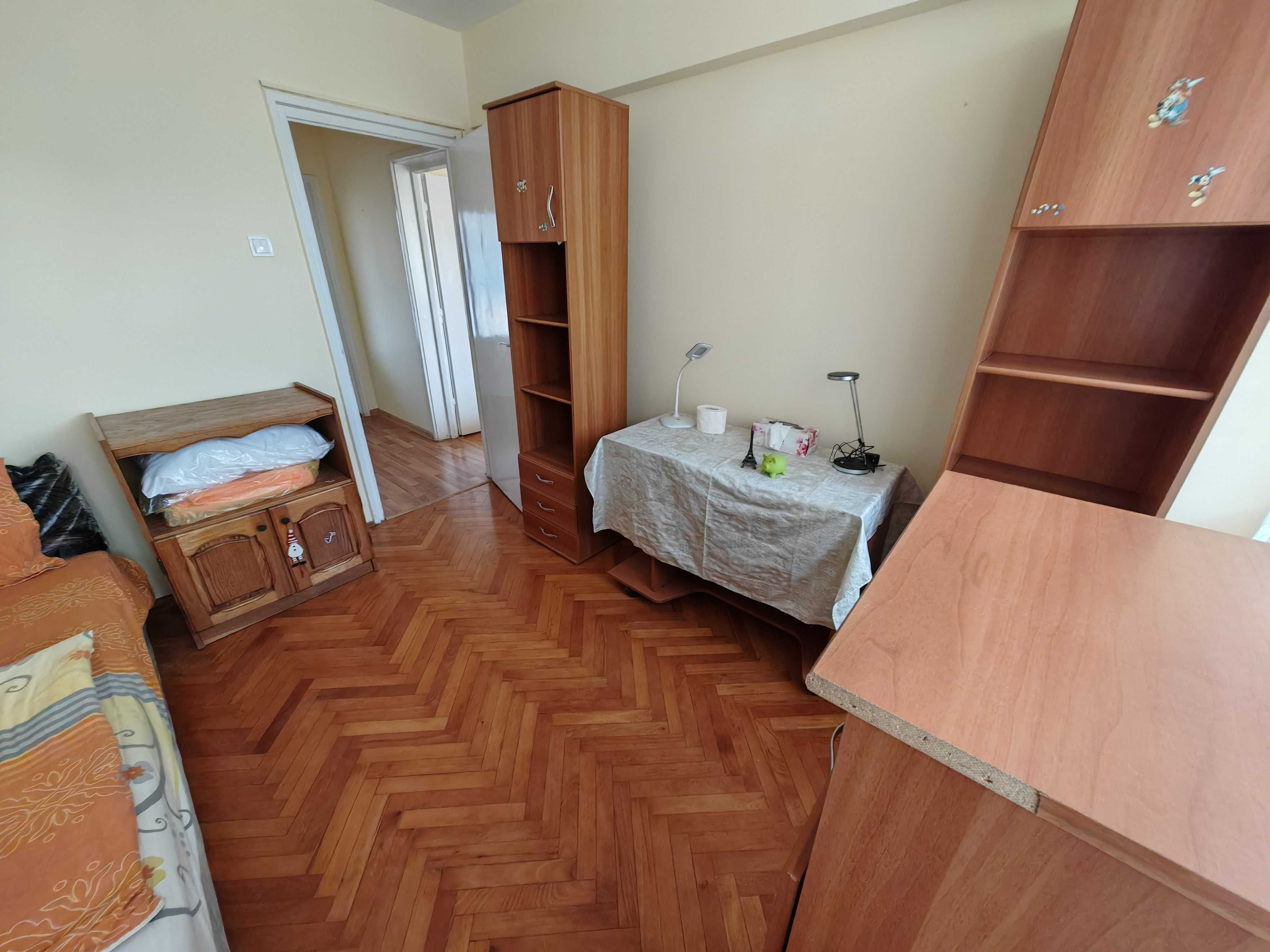 Inchiriez apartament 3 camere zona liceului O. Ghibu