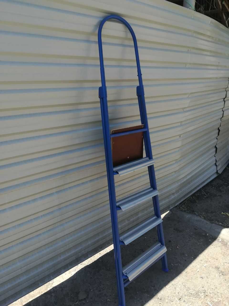 Продается металлическая лестница стремянка
