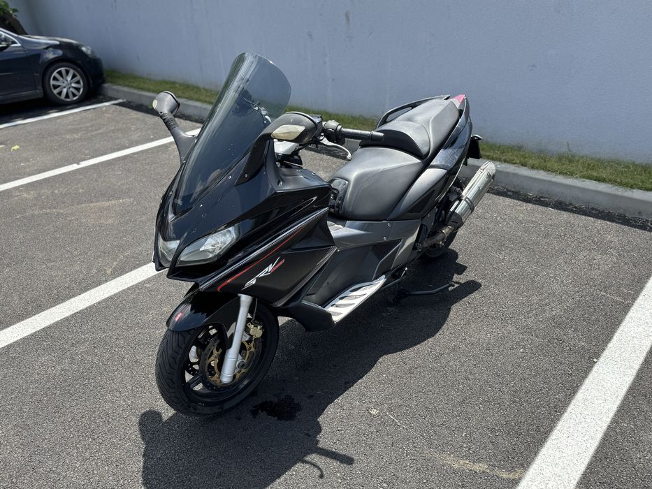 Aprilia SRV 850 maxi scuter gilera gp 800