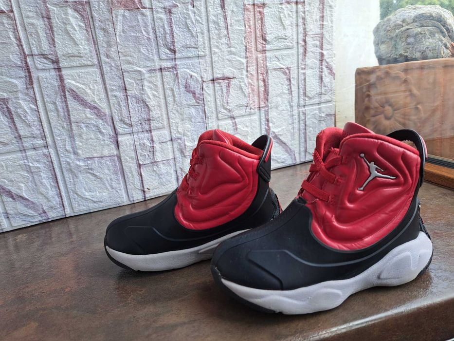 детски ботуши,зимни обувки,боти,апрески,NikeJordan номер26 за момче