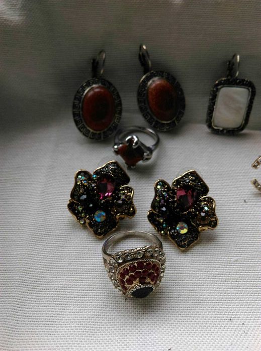 Бижута с камъни пръстени и обеци