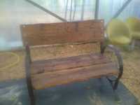 Дървена ръчно изработена пейка
