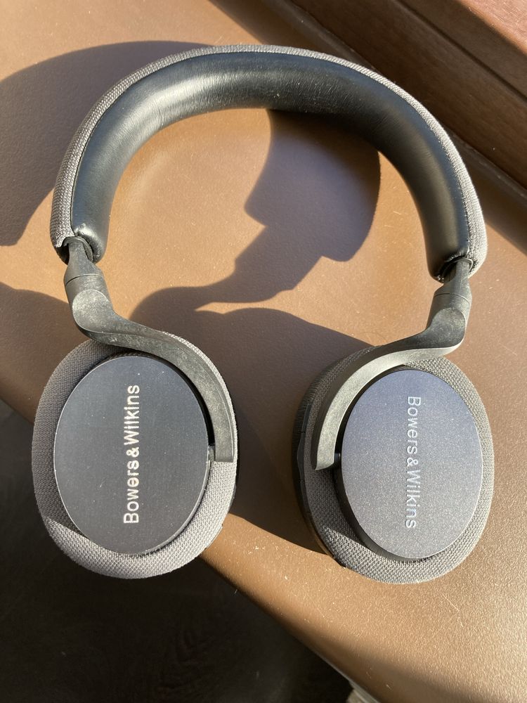 Bowers & Wilkins Px5 casca stanga nu functioenaza
