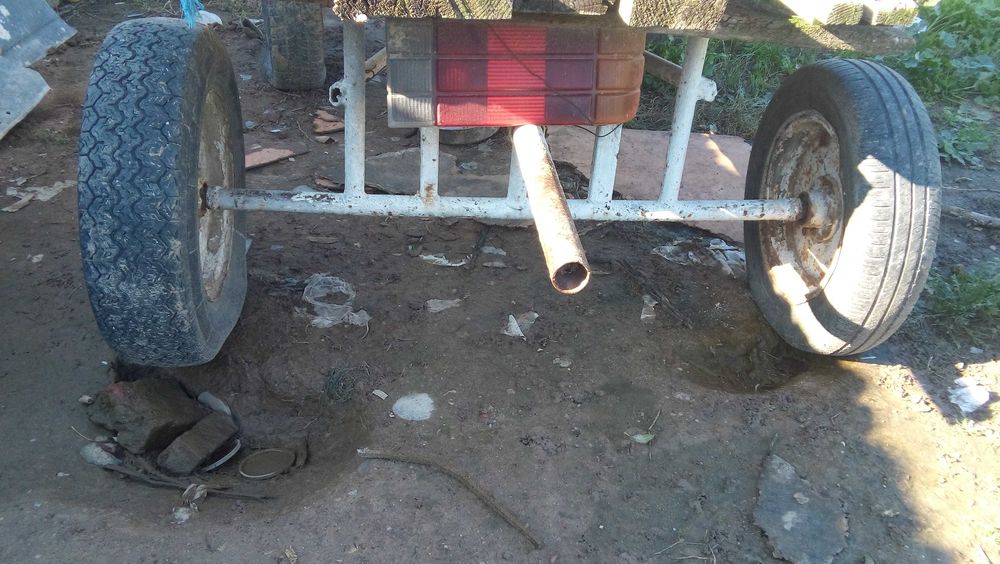 продава се колесно ремарке и отделно ос със джанти,и още една каруца