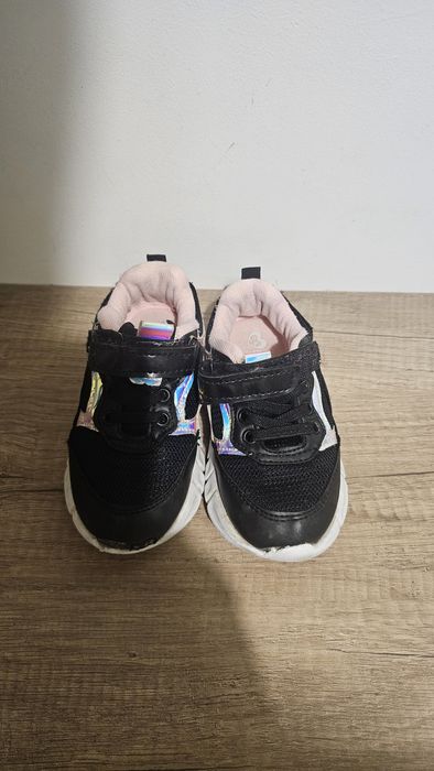 Haine și pantofi pentru copii