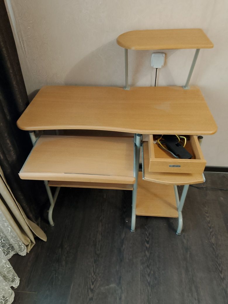 Продам компьютерный столик