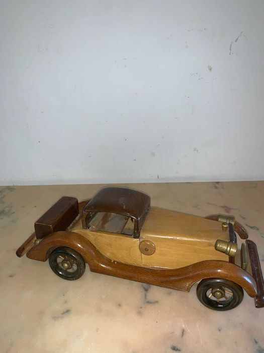 Cadillac din lemn prelucrat manual decor