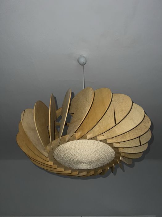 Lustra ambientala din lemn