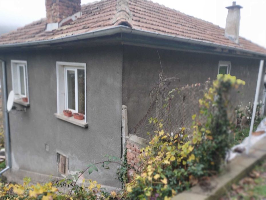 Продавам спешно Къща с двор