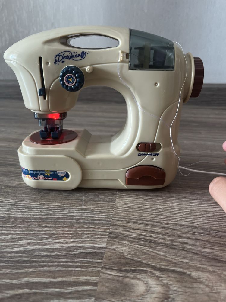 Продам игрушечную швейную машину