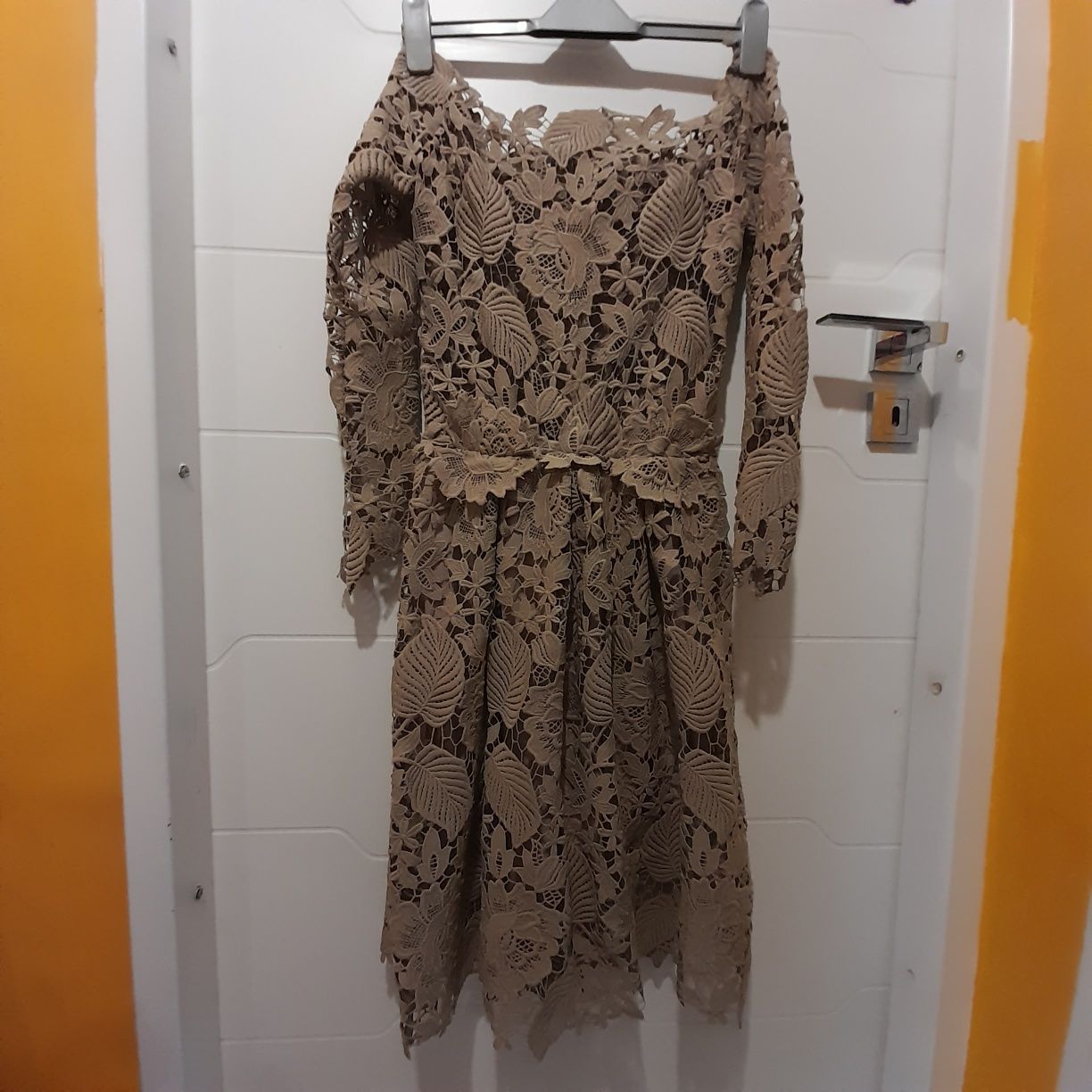 Rochie M(38) din dantelă brodată crem midi cu mânecă lungă