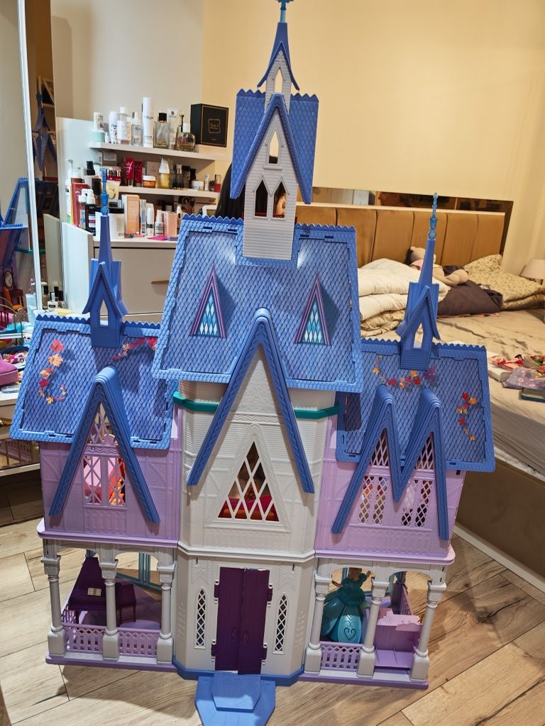 Замъка Арендел с Елза и Ана от замръзналото кралство Frozen