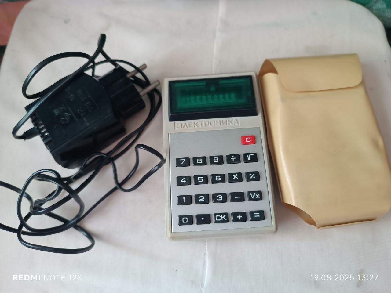 Elektronniy kalkulyator sotiladi
