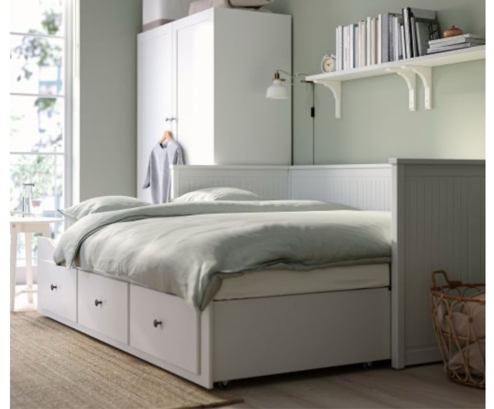 Кушетка IKEA HEMNES с големи чекмеджета – нормални следи от употреба