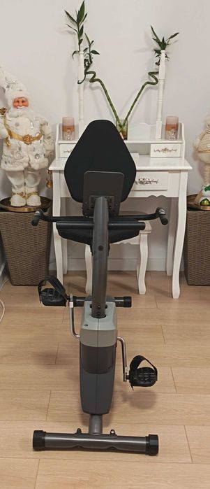 Bicicleta de camera cu șa lunga și spătar.