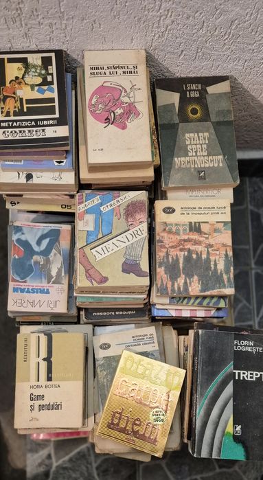 Vând cărți vechi foarte bine conservate
