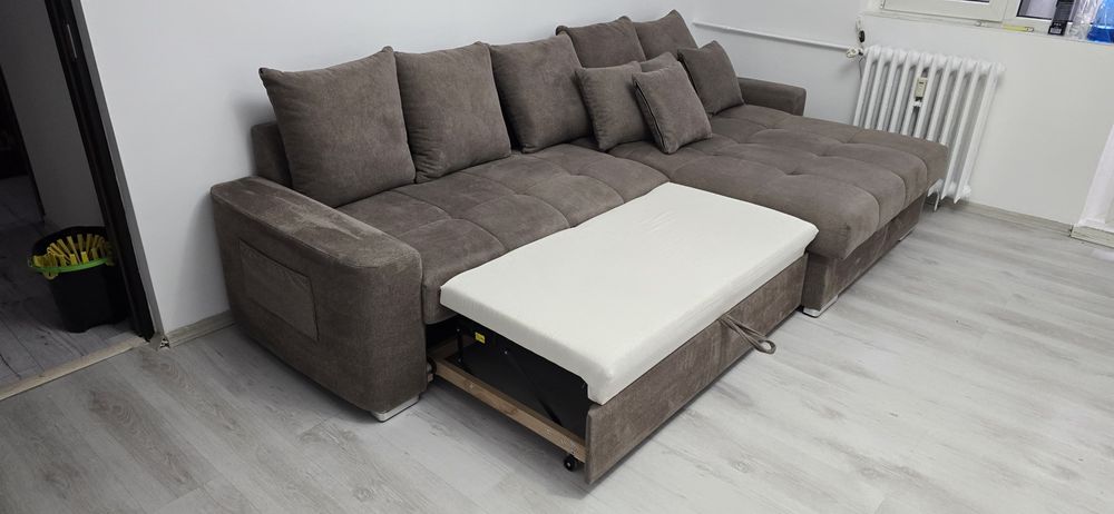 Coltar extensibil impecabil cu spațiu depozitare (perne incluse)