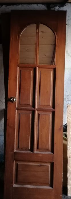 Ușa din masiv, brad