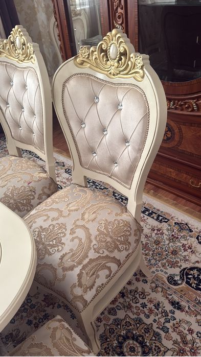 Стол и стулья для гостей