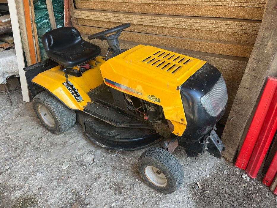 tractor tuns iarba gazon
