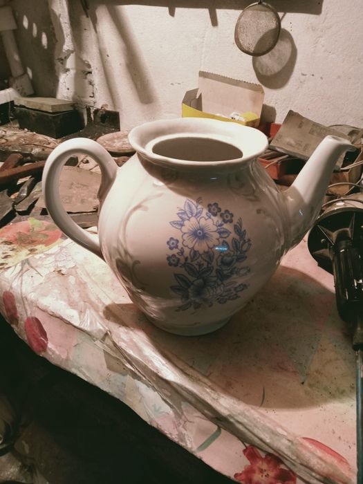 Продам большой чайник без крышки
