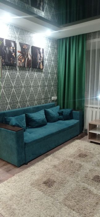 Продам шикарный диван плед в подарок.