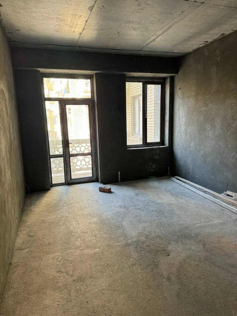 Yangi qurilgan g'ishtli uy, kadastri bor