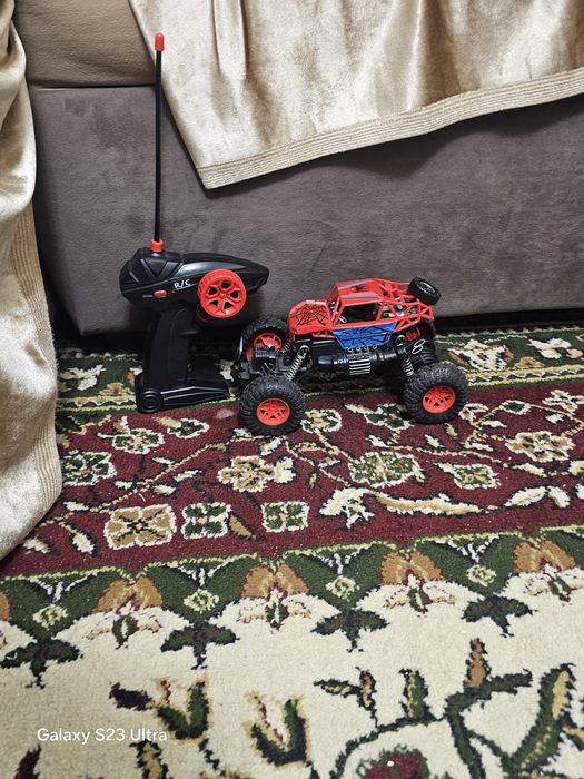 Машинка на пульте управления