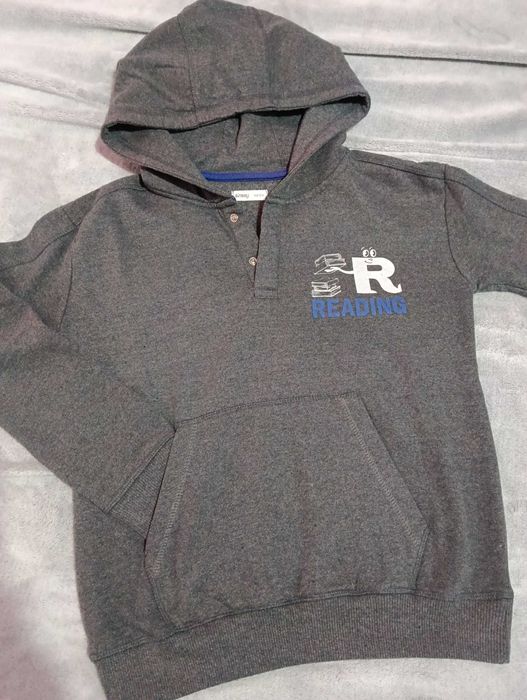 Подарявам детски суитшьрт и рькавици в отлично сьстояние