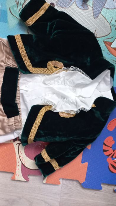 Vând costum Micul Print+botosi cadou