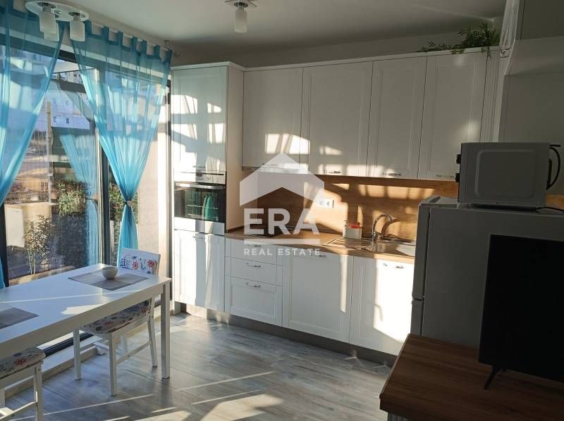 Двустаен, чисто нов, обзаведен апартамент под наем, с двор и паркомяст