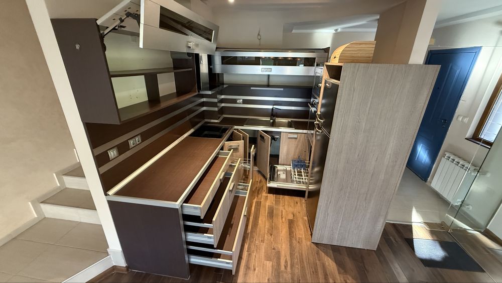 Оборудвана ъглова кухня + електроуреди