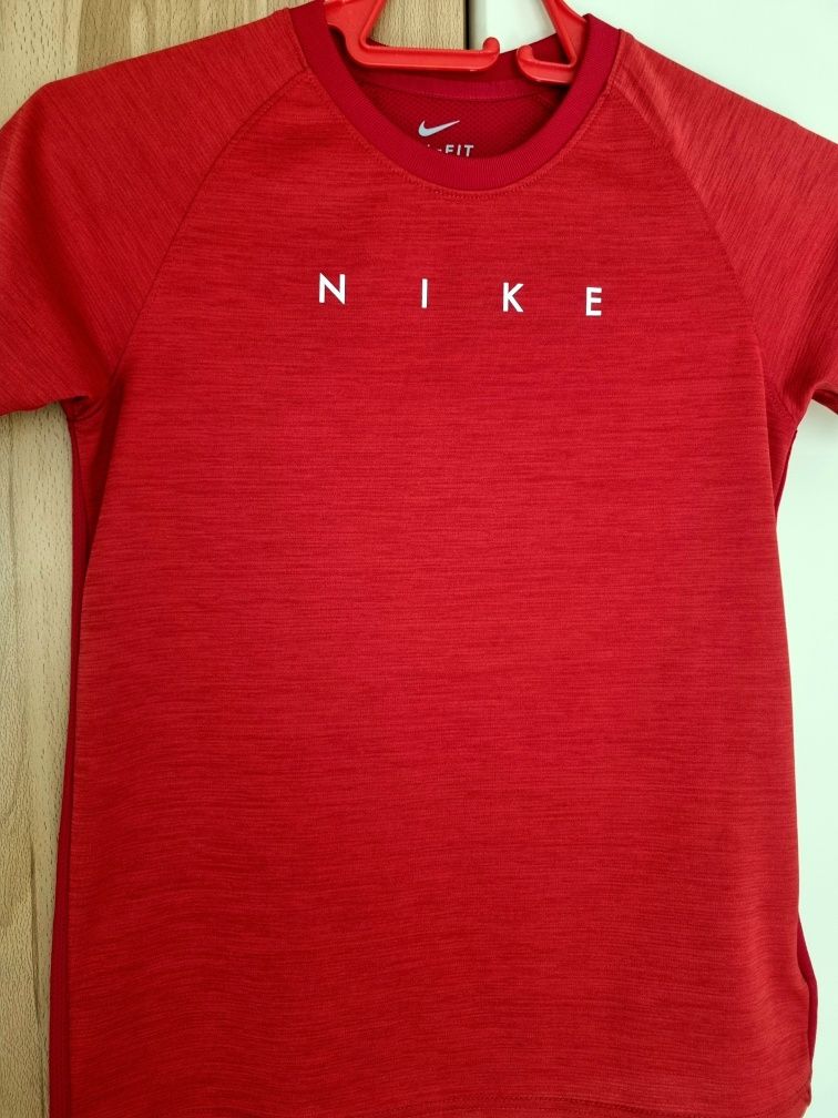 Детска червена тениска Nike 137-147