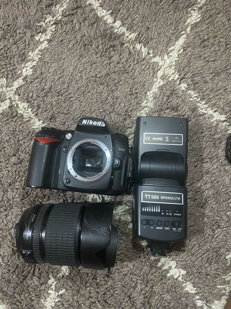 Vând aparat foto Nikon D90.