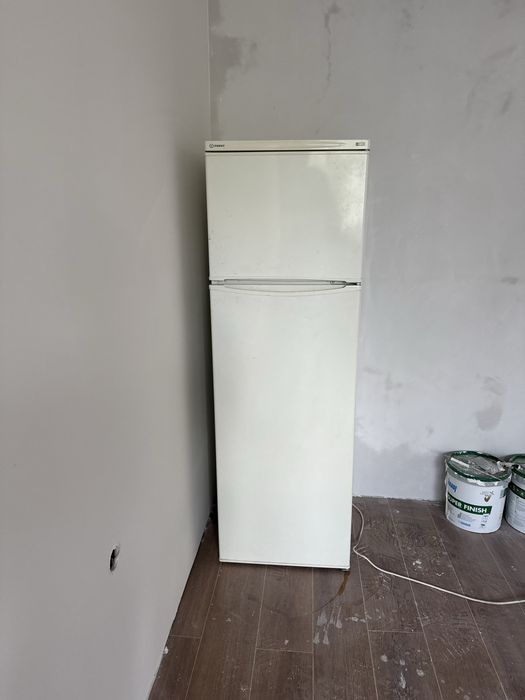Хладилник с фризер Indesit