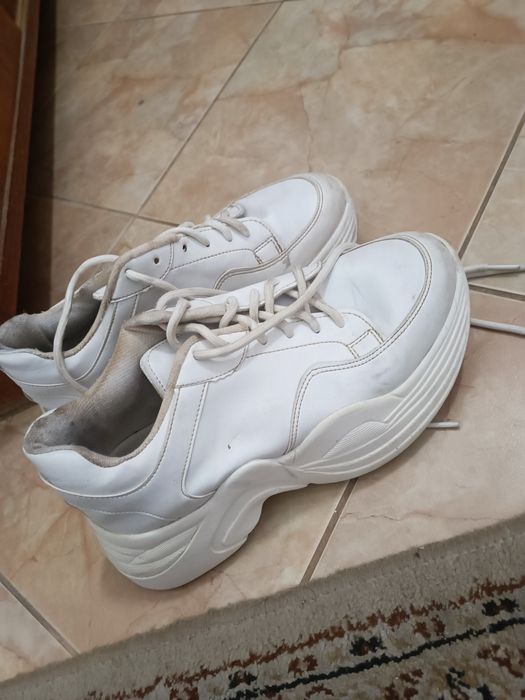 Дамски обувки на висока платформа