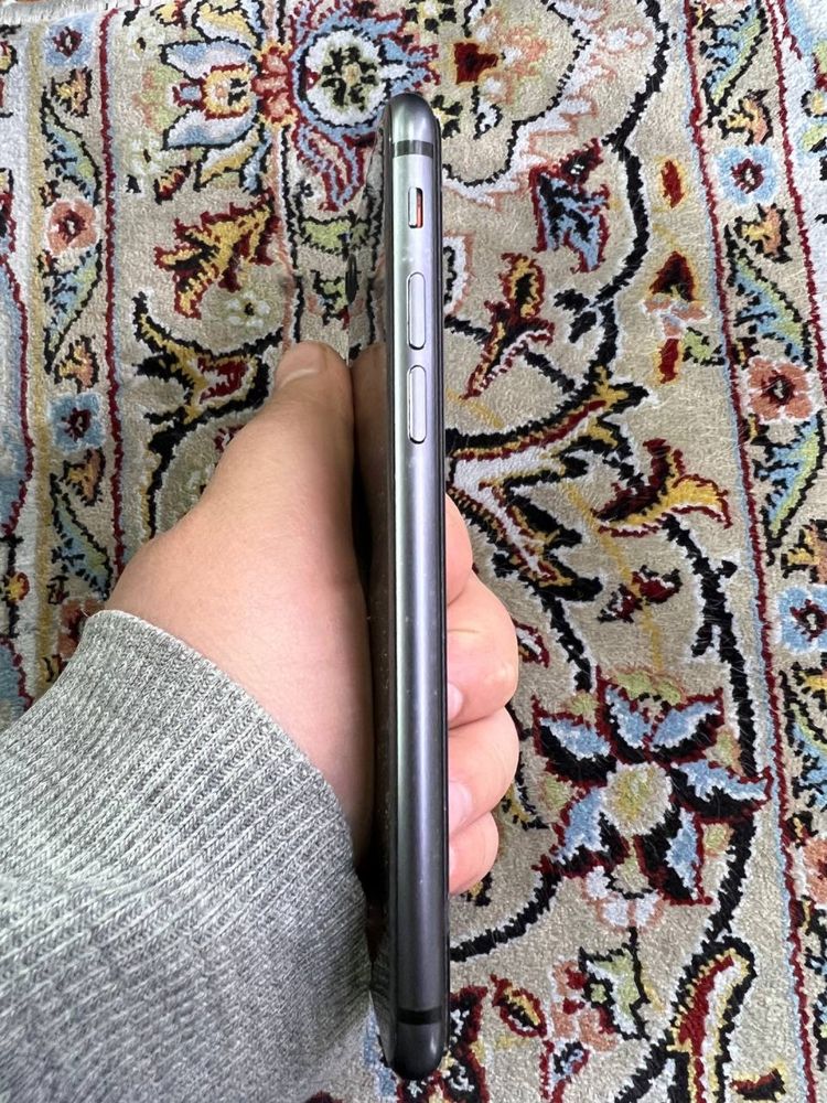 IPhone 8 64 гб состояние идеальный только екране царапина есть