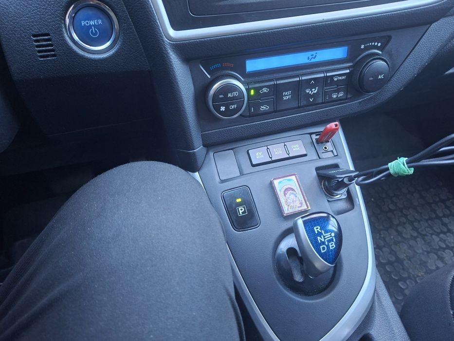 Toyota Auris 1.8 Хибрид/Газ