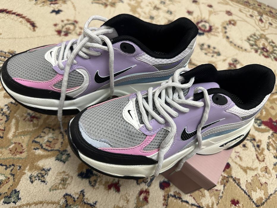 Женские новые кроссовки Nike