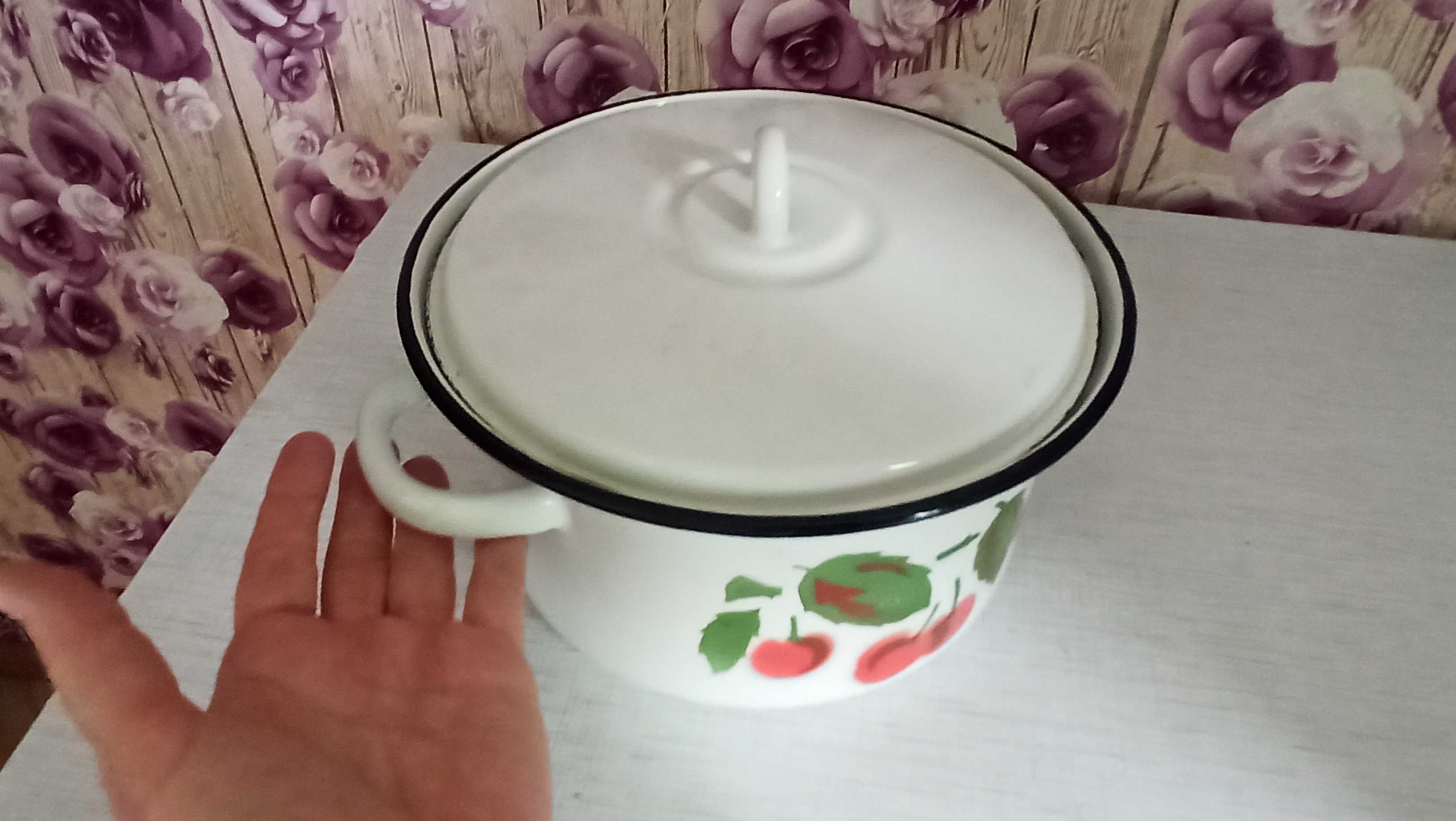 Кастрюля для дома 4л эмалированная.