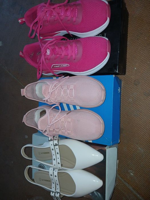 Кроссовки и босоножки 38-39 размеры в отличном состоянии.Цена за 1пару