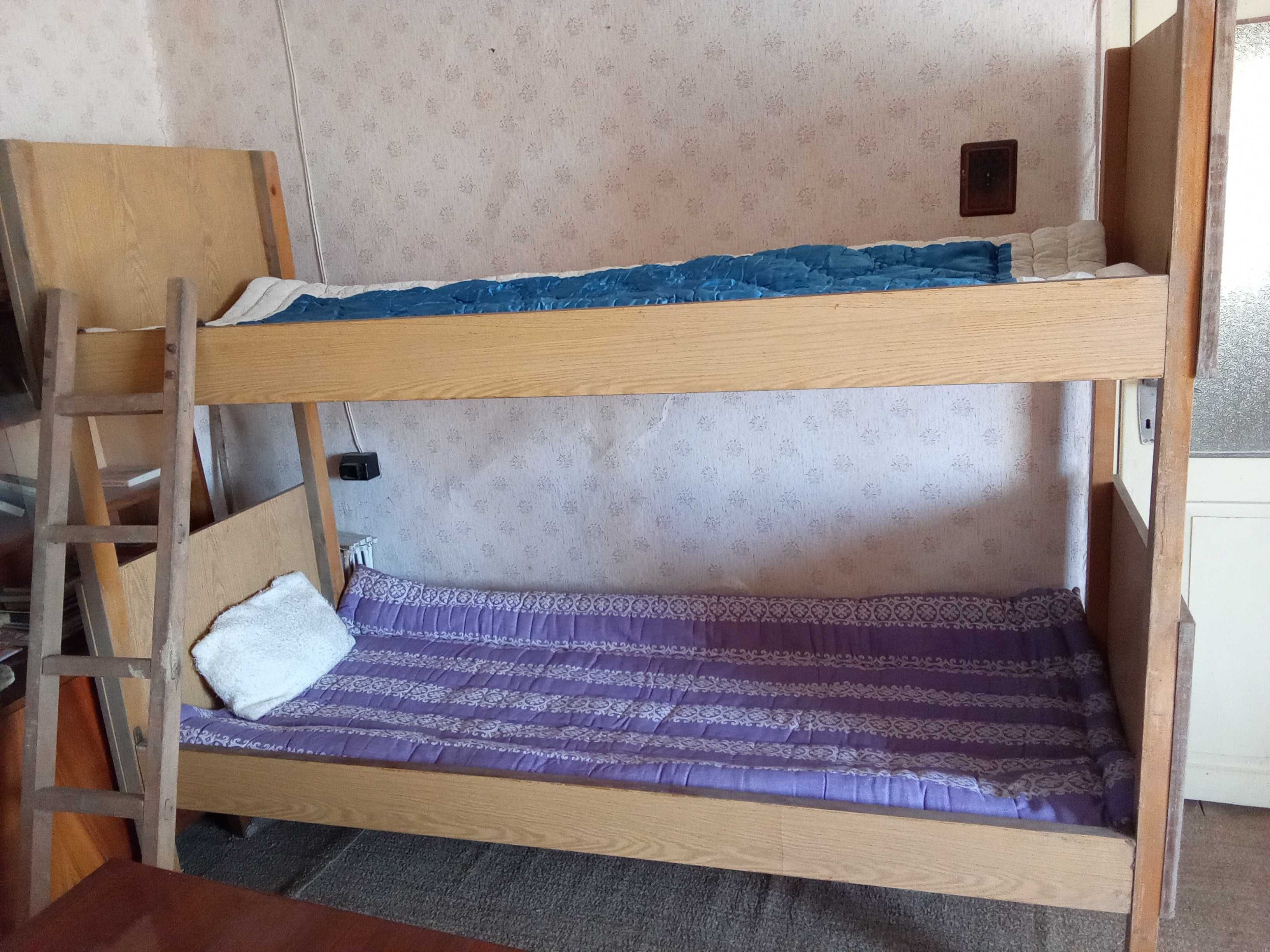 двуетажно детско легло със стълба